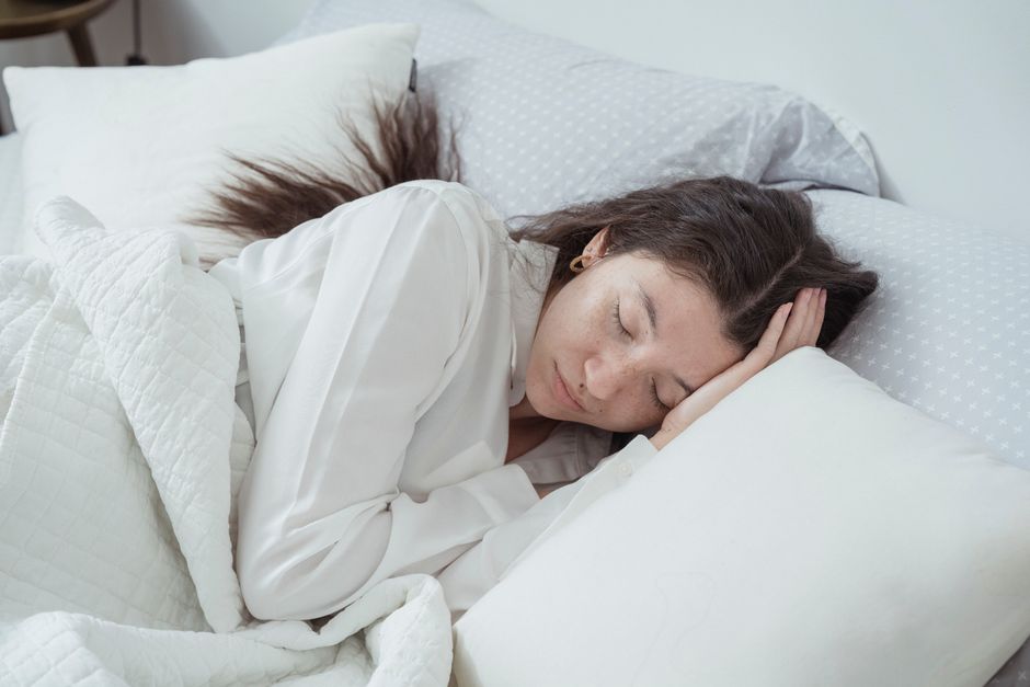 Ergonomisch knie-kussen voor een comfortabele slaaphouding, ideaal voor zijslapers.