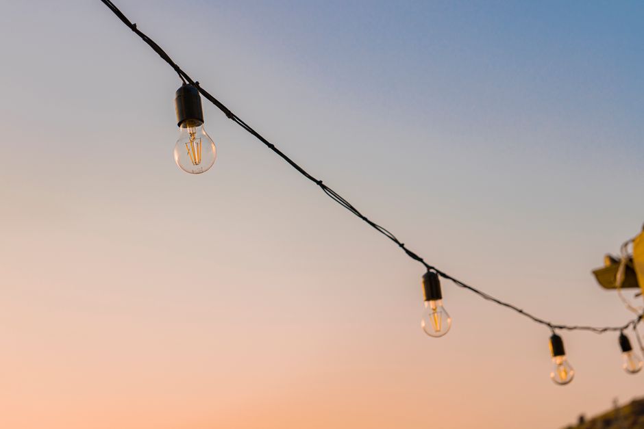 Stijlvolle buitenverlichting die een warme sfeer creëert in een tuin of patio, perfect voor avondgebruik.